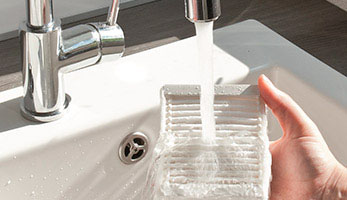 Фильтр тонкой очистки НЕРА 13 можно мыть. Это увеличивает его срок службы и обеспечивает высокое качество уборки.