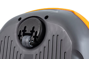 Передний ходовой ролик вращается на 360 градусов, что позволяет пылесосу легко передвигаться