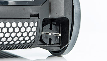 Длинный сетевой шнур обеспечивает комфортную уборку от одной розетки и сматывается автоматически