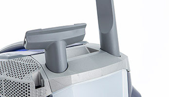 Удобные гнезда на корпусе пылесоса для насадки для мягкой мебели и щелевой насадки