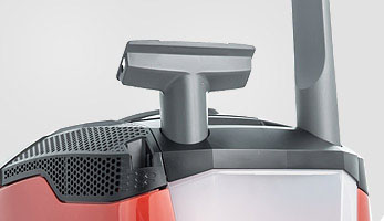 Удобные гнезда на корпусе пылесоса для насадки для мягкой мебели и щелевой насадки