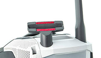 Удобные гнезда на корпусе пылесоса для насадки для мягкой мебели и щелевой насадки