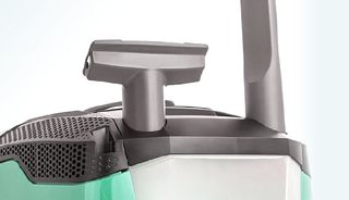 Multi Clean X10 Parquet, удобные гнезда на корпусе пылесоса для насадки для мягкой мебели и щелевой насадки