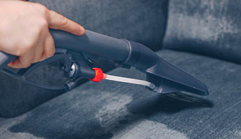 Очистит салон автомобиля от застарелых пятен и залоснений