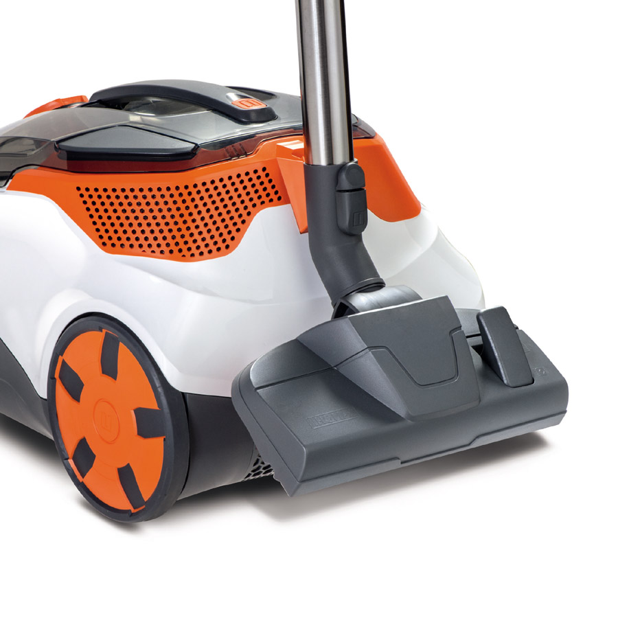 THOMAS DryBOX+AquaBOX Cat&Dog vacuum cleaner, telescopic tube with universal nozzle are conveniently attached to the body 