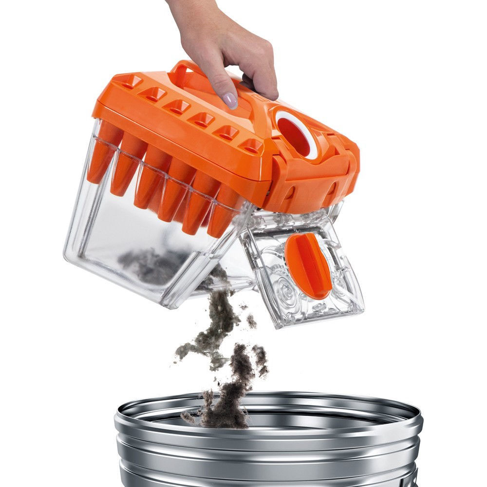 Крупный мусор легко высыпается из THOMAS DryBOX через специальное отверстие. Гигиенично, без контакта с вредной мелкой пылью