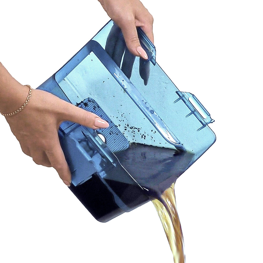 Водяной фильтр THOMAS AquaBOX, грязная вода с пылью и аллергенами выливается из контейнера после уборки