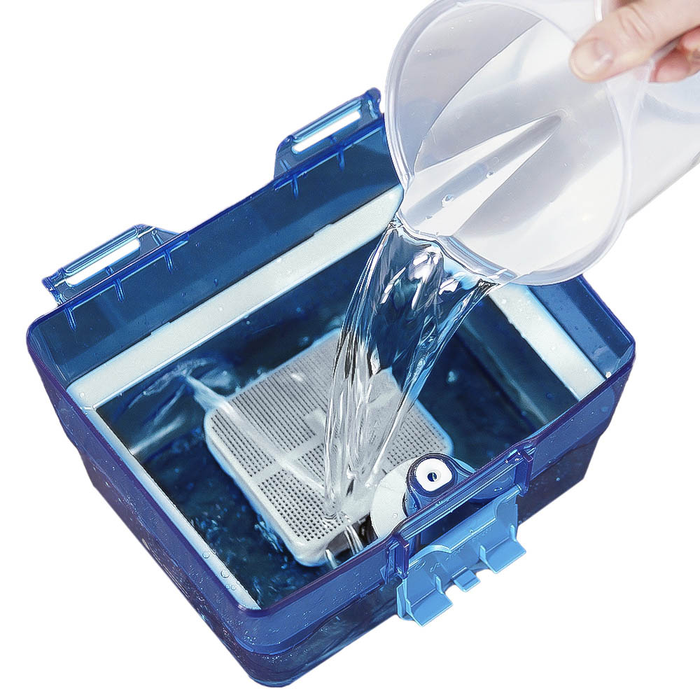 Водяной фильтр THOMAS AquaBOX. Подготовка к уборке - в бокс с установленным на дне фильтром-сеткой заливается 1 л воды 