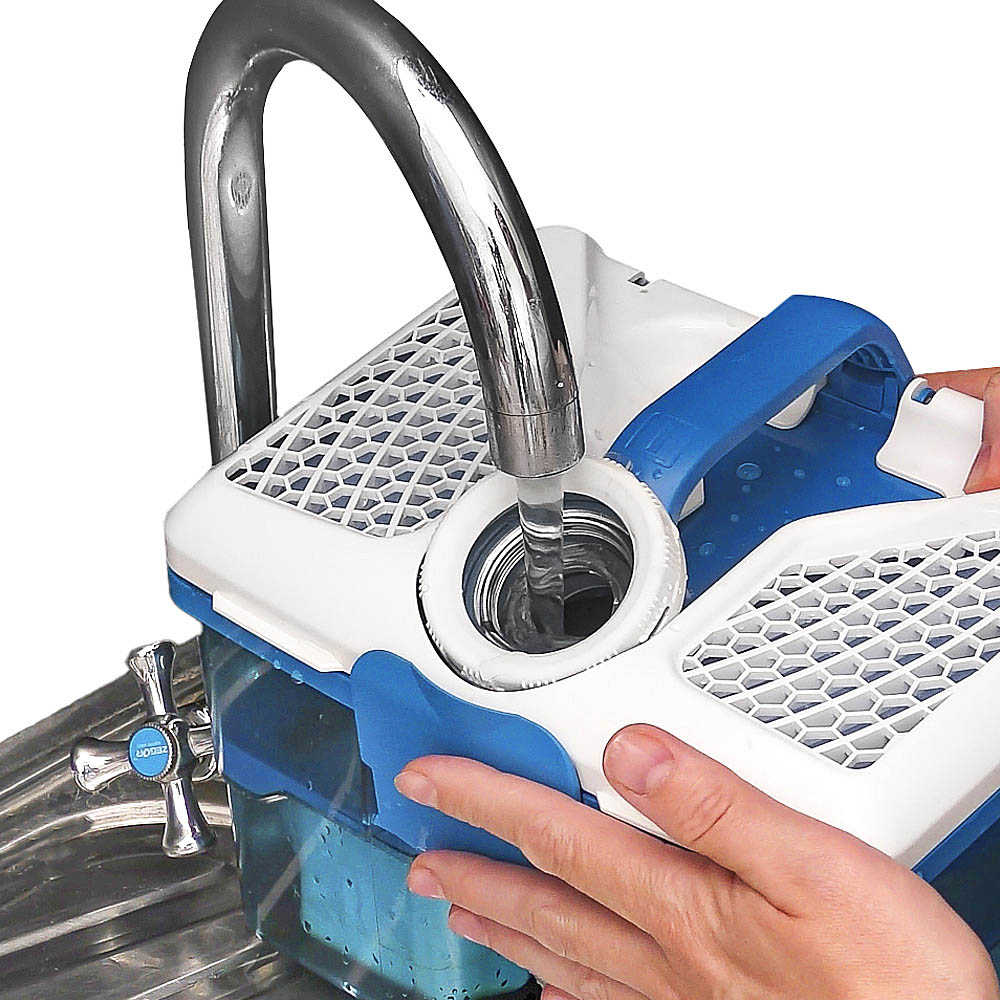 Водяной фильтр THOMAS AquaBOX. Вода заливается из крана в голубой пластиковый контейнер через отверстие в закрытой крышке