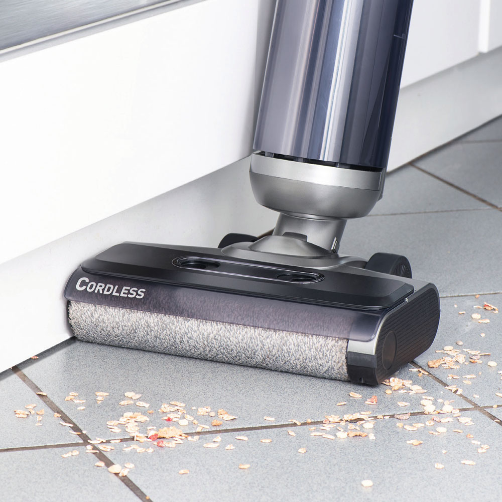 AquaFloorCleaner Cordless, тщательная уборка в углах и под стенами благодаря конструкции моющего валика