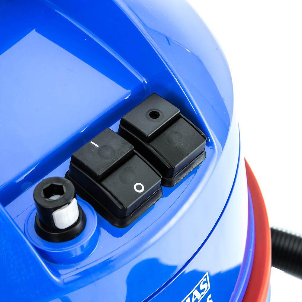 Моющий пылесос Bravo 20S Aquafilter, простые кнопки управления и удобный разъем помпы для подключения трубки подачи воды