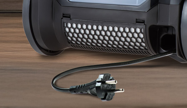 Длинный шнур обеспечивает большой радиус действия для удобной уборки и сматывается автоматически