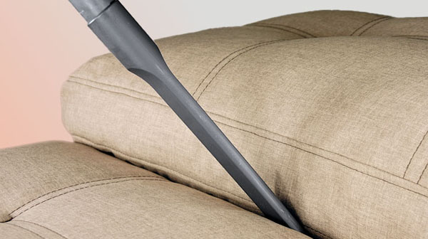 Уборка труднодоступных мест
Узкая форма насадки позволяет тщательно почистить радиаторы, батареи, плинтуса; убрать пыль и крошки между подушками мягкой мебели, складками и сгибами. 